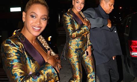 beyonce boobs bouncing|Beyonce nip slip while braless in blazer as she steps out with Jay。